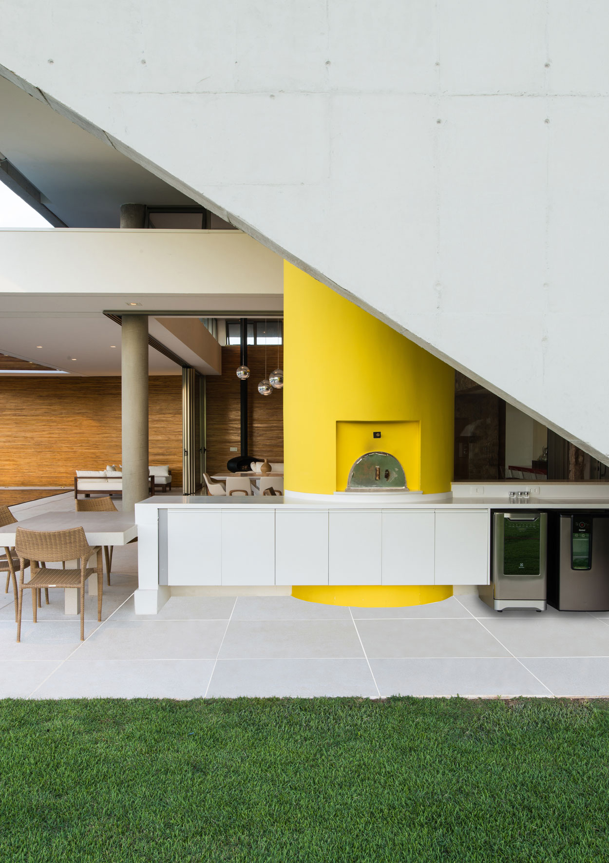A Smooth and Elegant Contemporary Home with Stunning Views in Itupeva, Brazil by Gustavo Arbex (16)