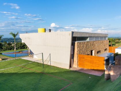 A Smooth and Elegant Contemporary Home with Stunning Views in Itupeva, Brazil by Gustavo Arbex (17)