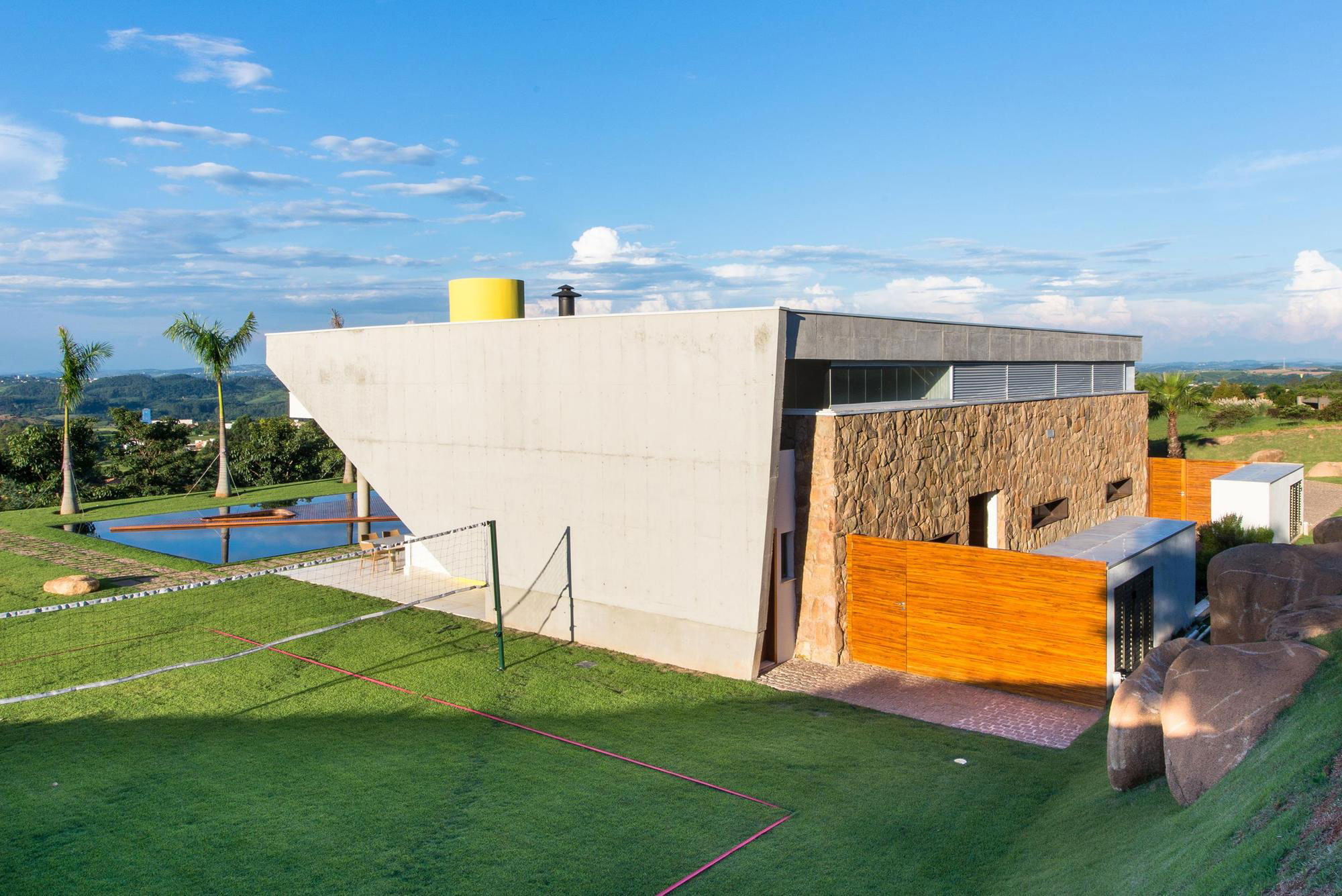 A Smooth and Elegant Contemporary Home with Stunning Views in Itupeva, Brazil by Gustavo Arbex (17)