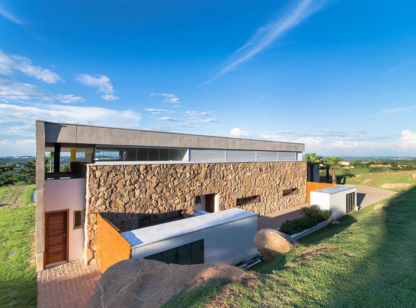 A Smooth and Elegant Contemporary Home with Stunning Views in Itupeva, Brazil by Gustavo Arbex (18)