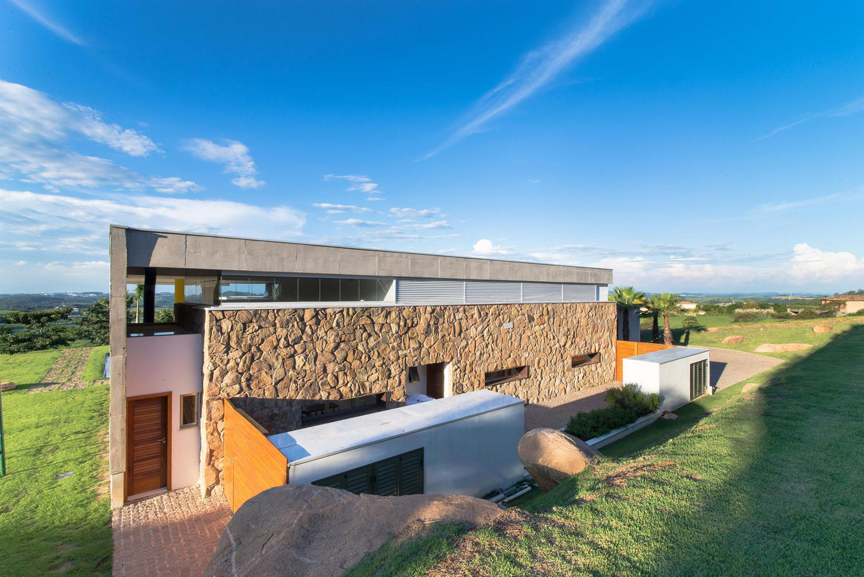 A Smooth and Elegant Contemporary Home with Stunning Views in Itupeva, Brazil by Gustavo Arbex (18)