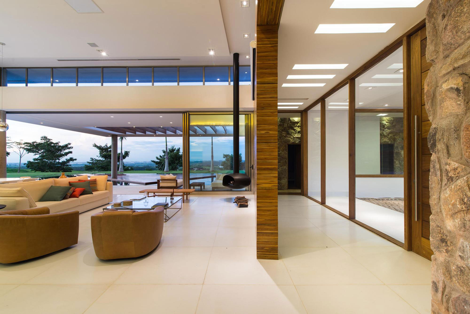 A Smooth and Elegant Contemporary Home with Stunning Views in Itupeva, Brazil by Gustavo Arbex (21)