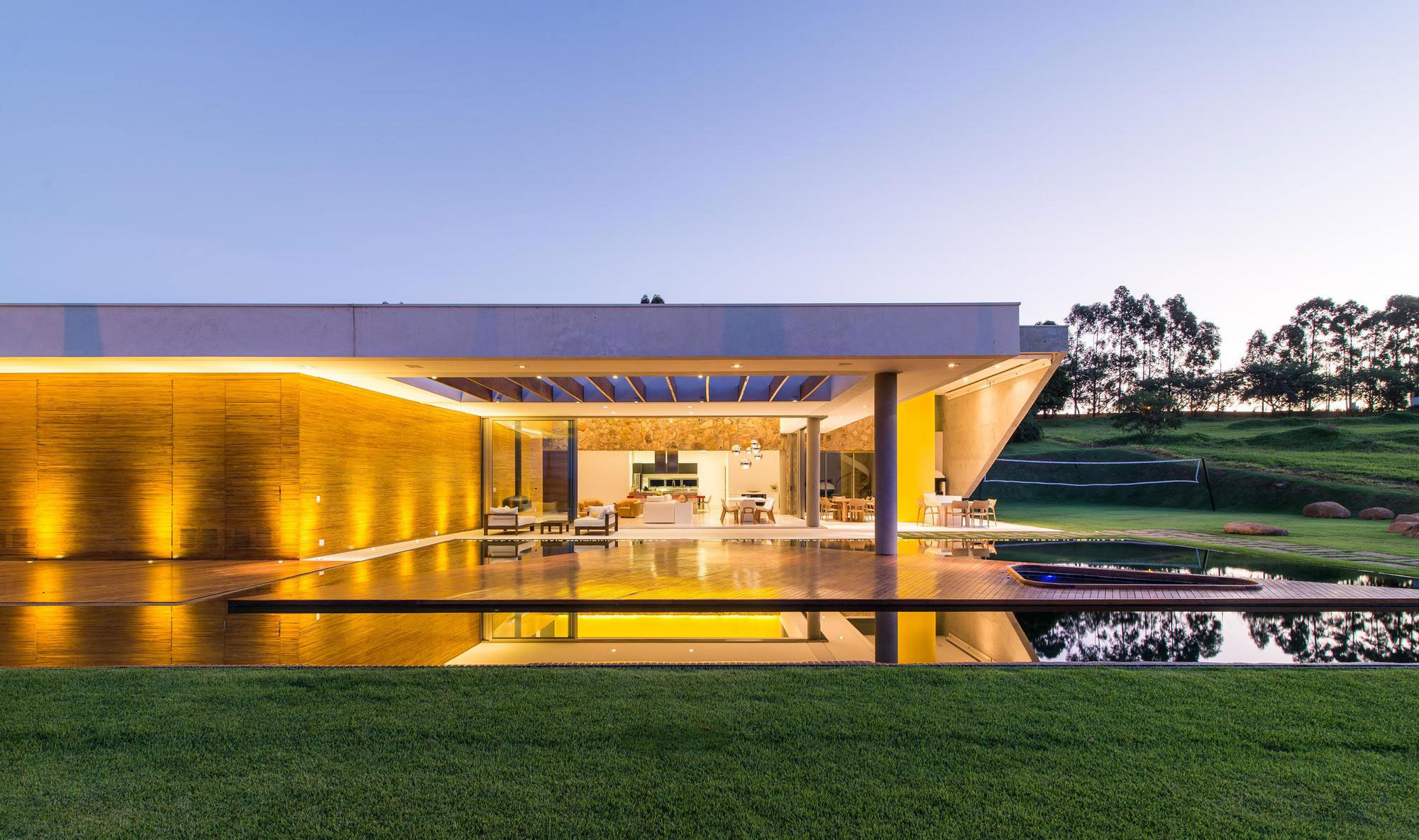 A Smooth and Elegant Contemporary Home with Stunning Views in Itupeva, Brazil by Gustavo Arbex (31)