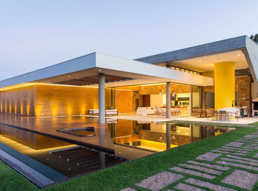 A Smooth and Elegant Contemporary Home with Stunning Views in Itupeva, Brazil by Gustavo Arbex (34)