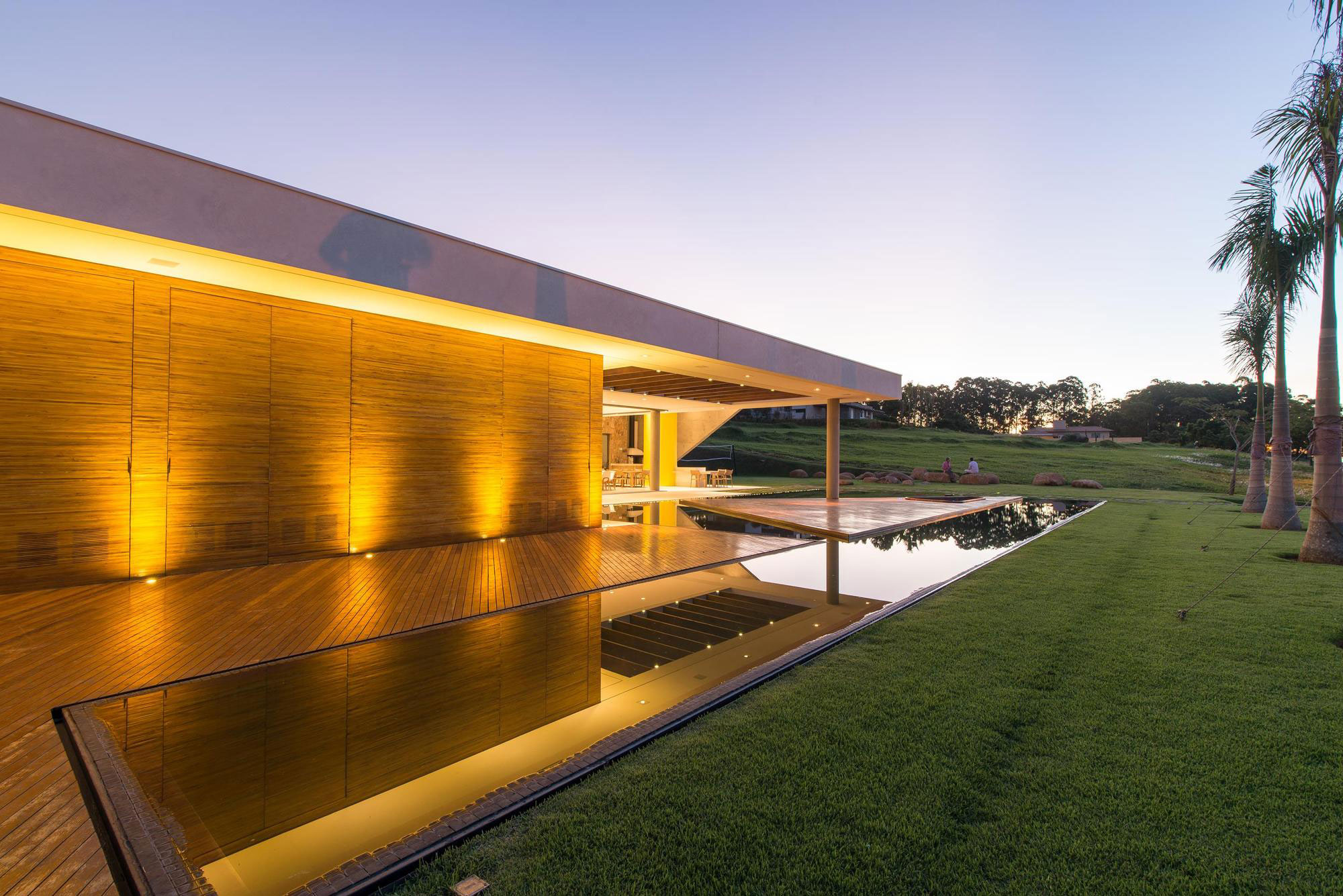 A Smooth and Elegant Contemporary Home with Stunning Views in Itupeva, Brazil by Gustavo Arbex (35)