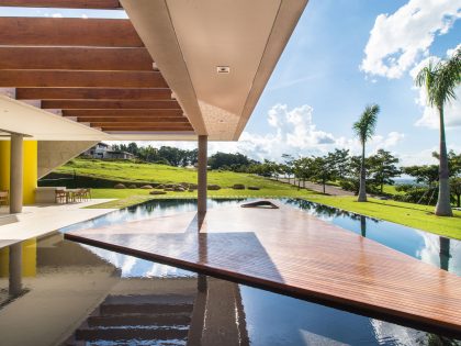 A Smooth and Elegant Contemporary Home with Stunning Views in Itupeva, Brazil by Gustavo Arbex (4)