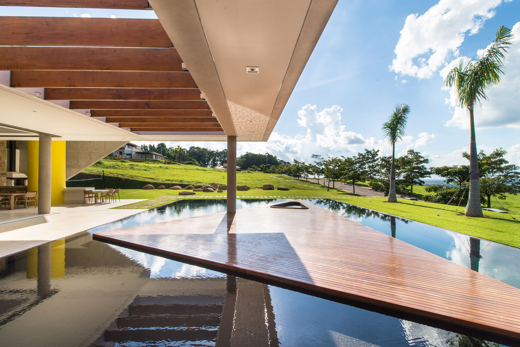 A Smooth and Elegant Contemporary Home with Stunning Views in Itupeva, Brazil by Gustavo Arbex (4)