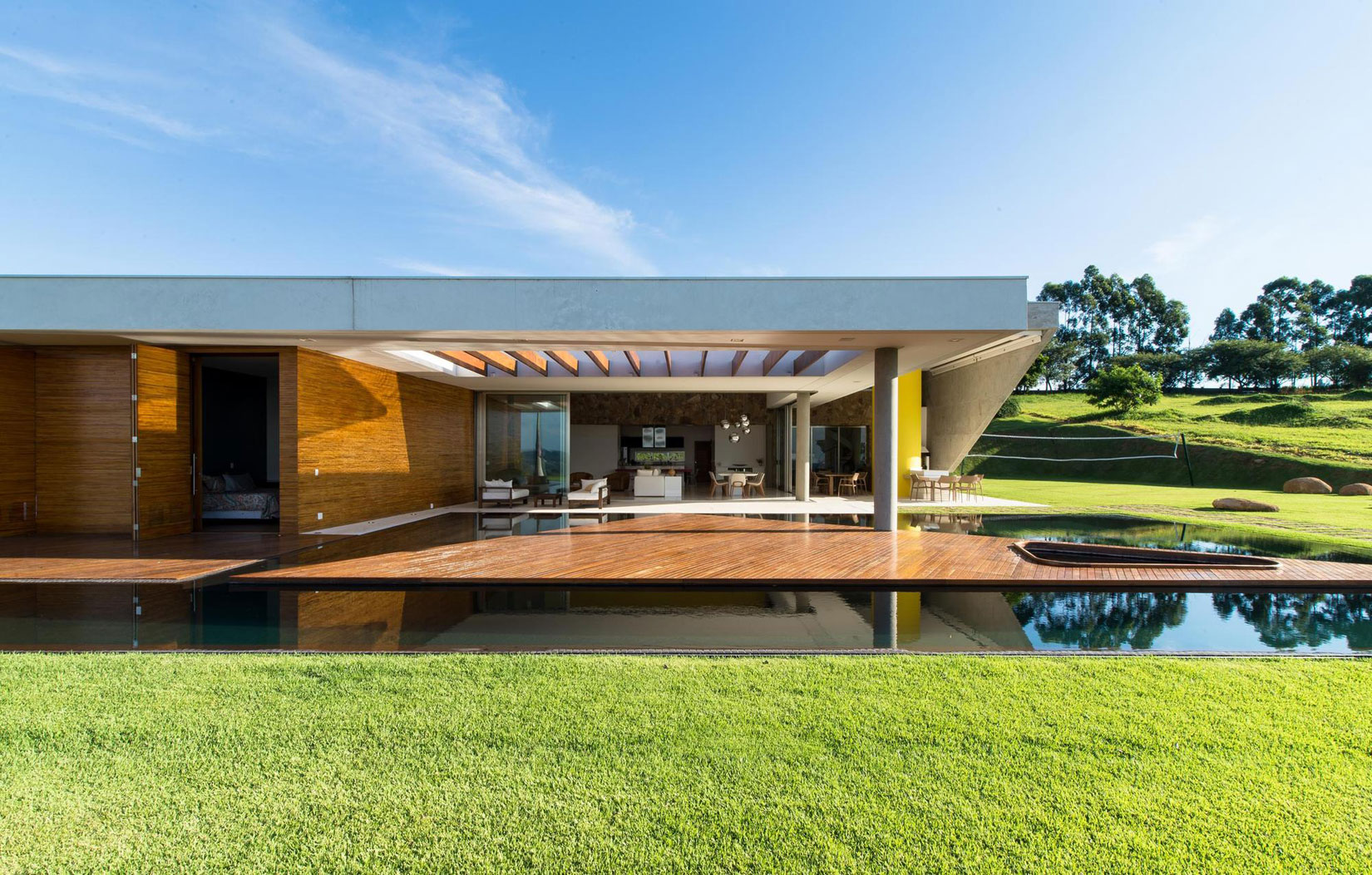 A Smooth and Elegant Contemporary Home with Stunning Views in Itupeva, Brazil by Gustavo Arbex (6)