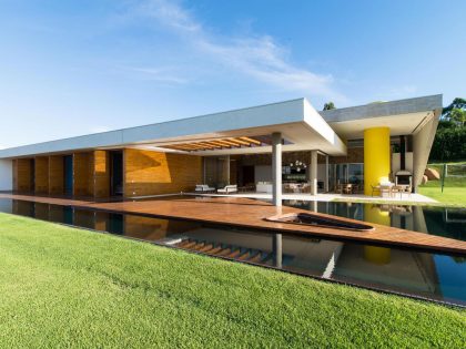 A Smooth and Elegant Contemporary Home with Stunning Views in Itupeva, Brazil by Gustavo Arbex (7)