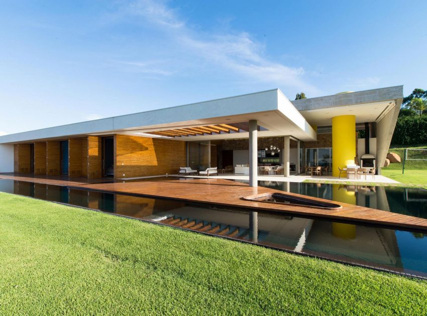 A Smooth and Elegant Contemporary Home with Stunning Views in Itupeva, Brazil by Gustavo Arbex (7)
