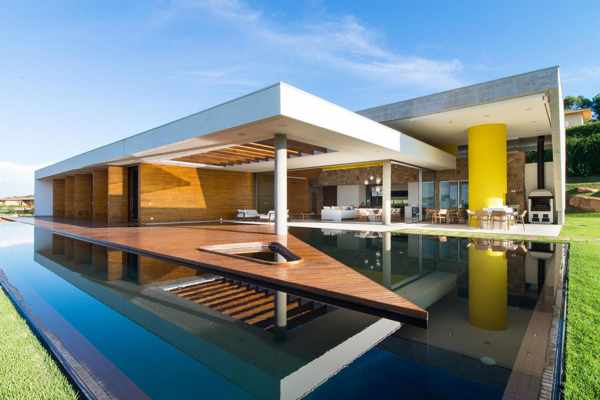 A Smooth and Elegant Contemporary Home with Stunning Views in Itupeva, Brazil by Gustavo Arbex (8)