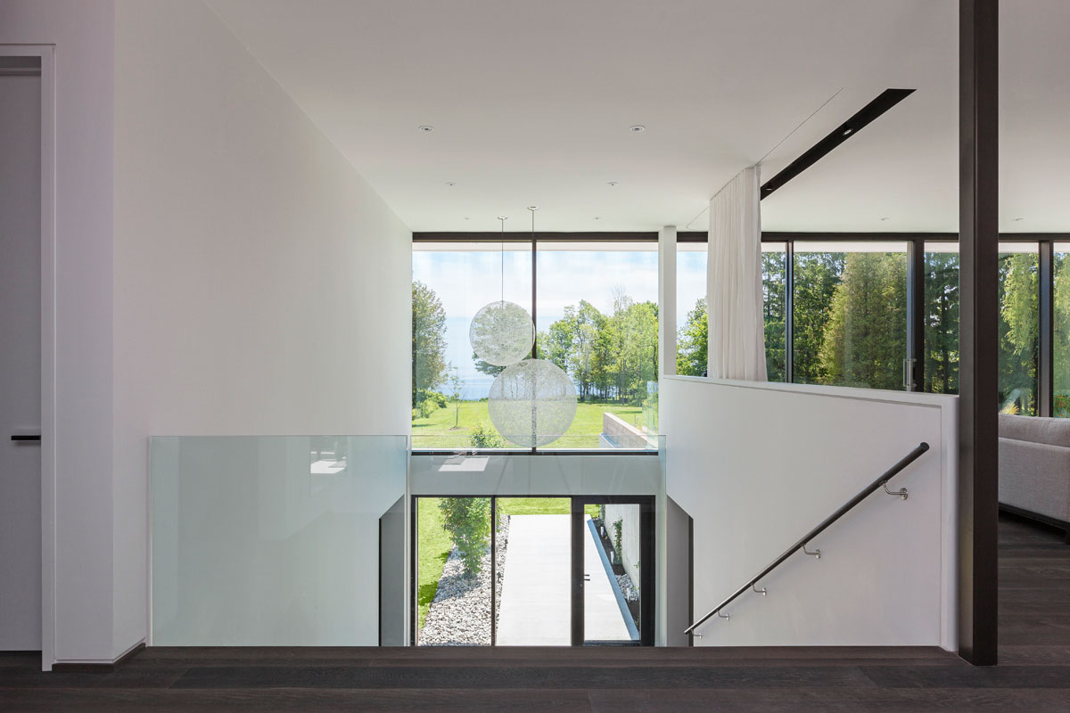 A Spacious Contemporary Home for a Young Professional Couple in Scarborough Bluffs by rzlbd (11)