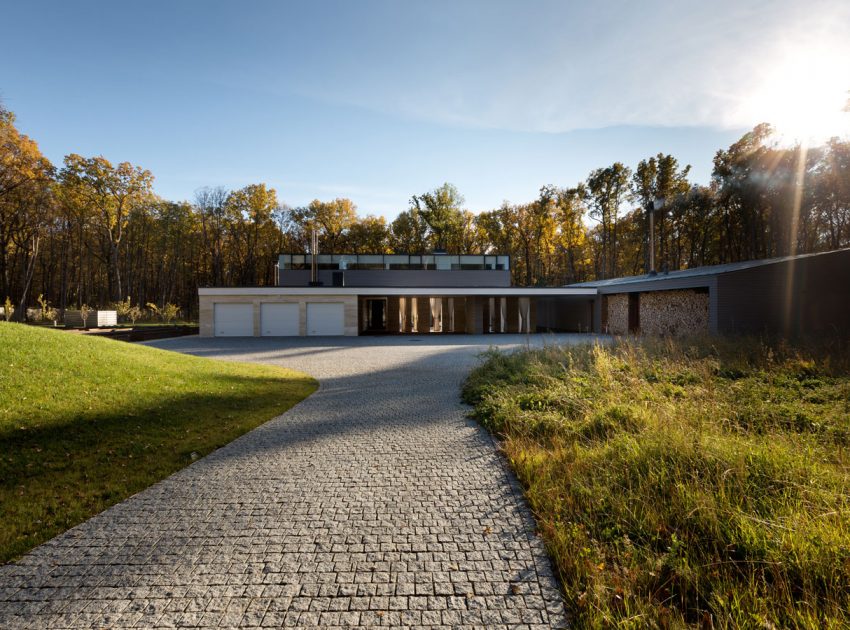 A Spacious Contemporary House Hidden in a Dense Oak Forest in Kharkiv, Ukraine by Drozdov&Partners (1)