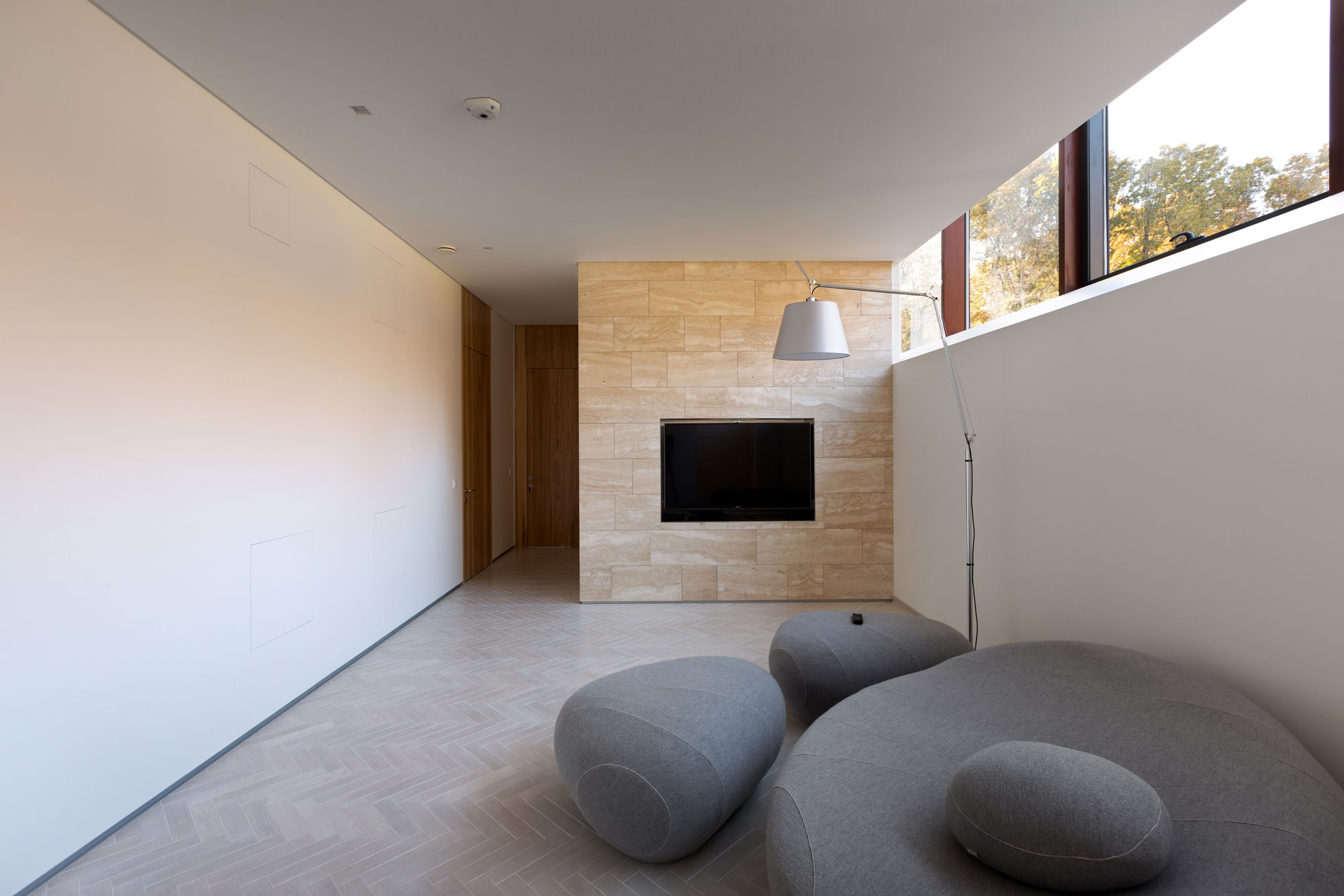 A Spacious Contemporary House Hidden in a Dense Oak Forest in Kharkiv, Ukraine by Drozdov&Partners (6)