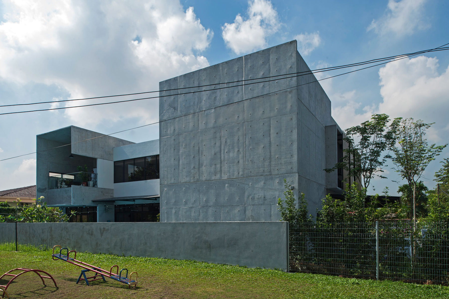 A Spacious Contemporary House with Stunning and Elegant Interiors in Selangor, Malaysia by Seshan Design (1)