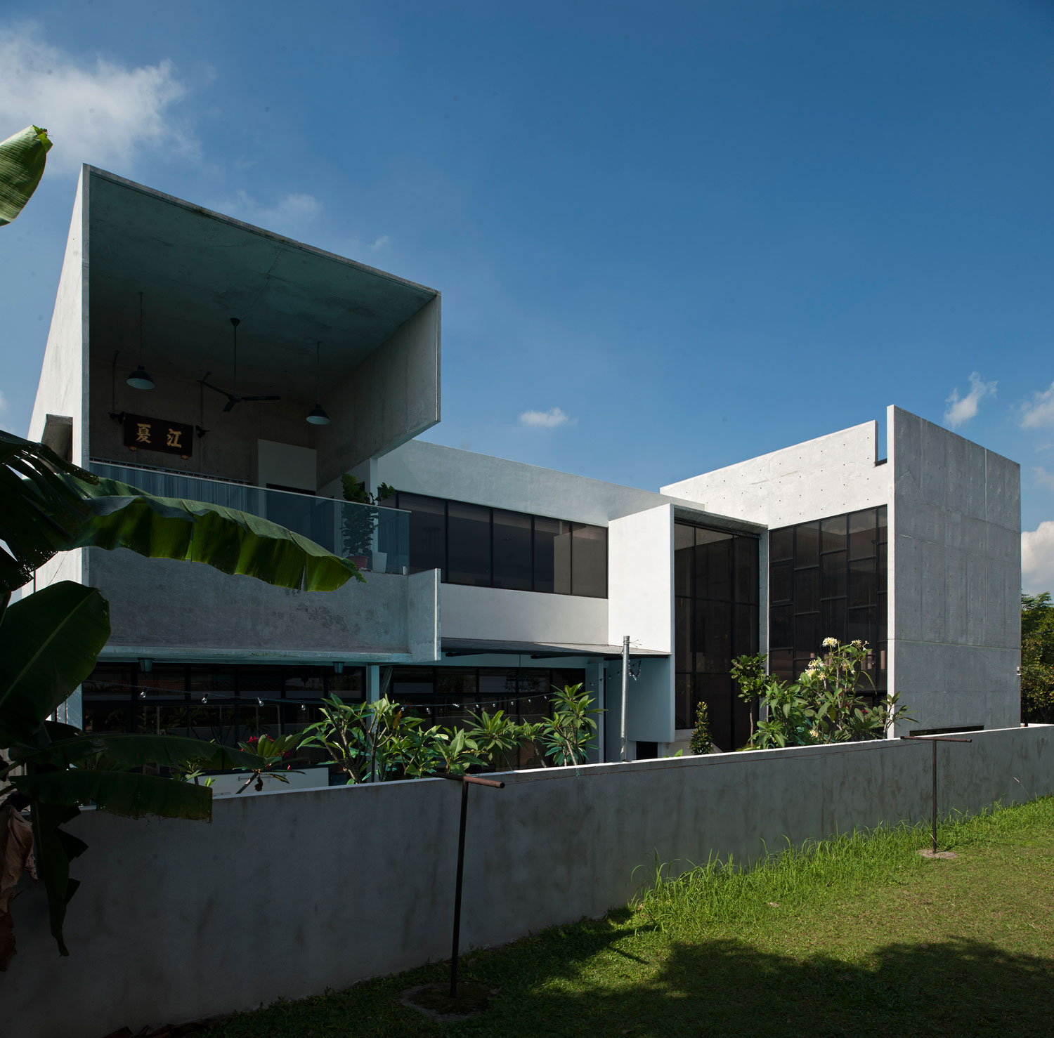 A Spacious Contemporary House with Stunning and Elegant Interiors in Selangor, Malaysia by Seshan Design (2)