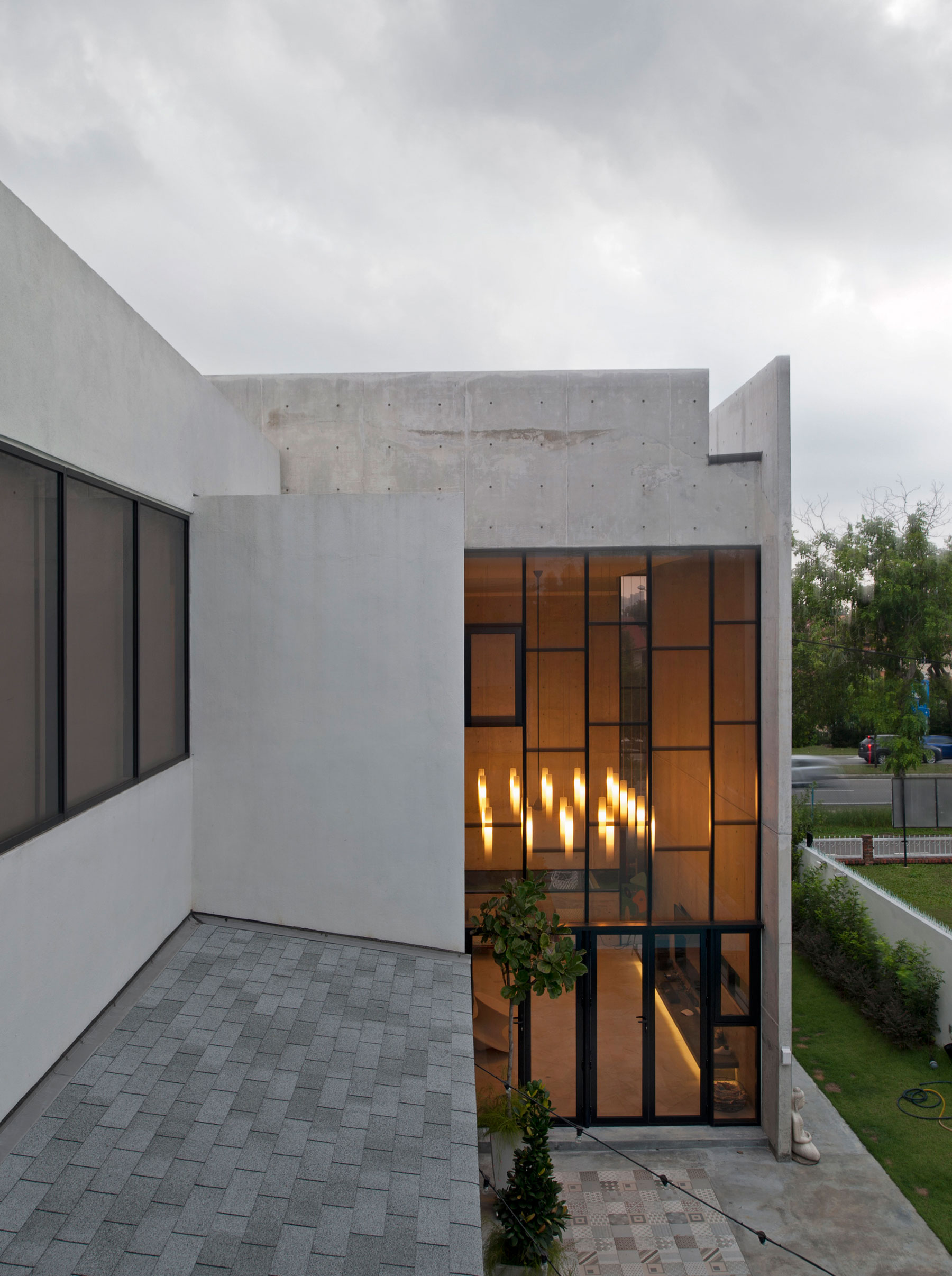 A Spacious Contemporary House with Stunning and Elegant Interiors in Selangor, Malaysia by Seshan Design (29)