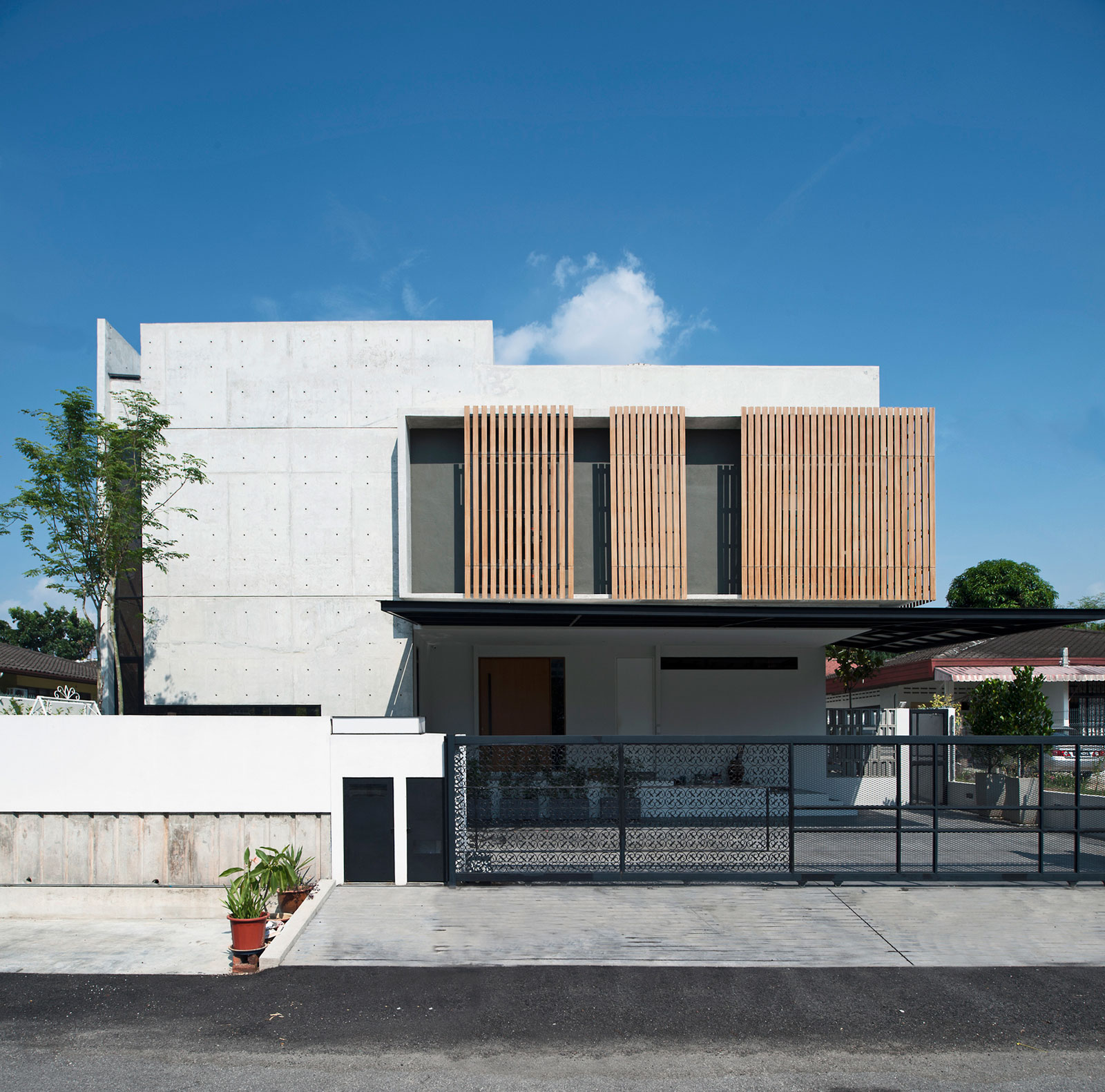 A Spacious Contemporary House with Stunning and Elegant Interiors in Selangor, Malaysia by Seshan Design (3)