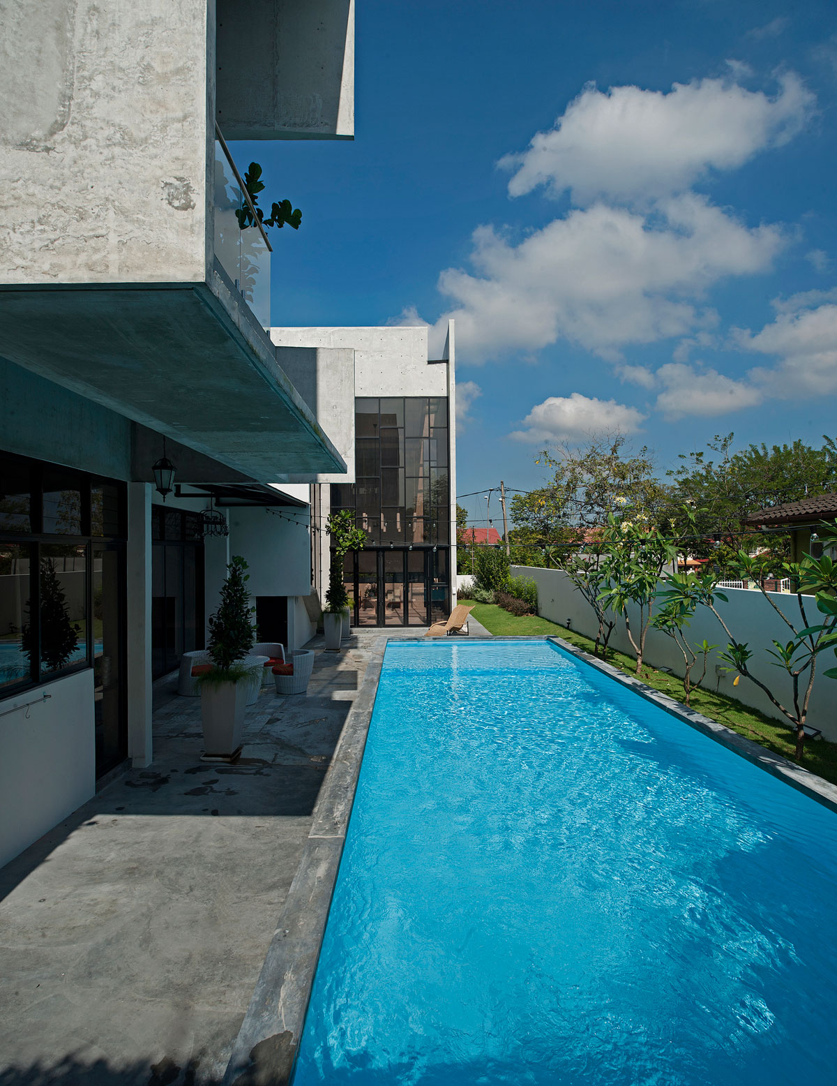 A Spacious Contemporary House with Stunning and Elegant Interiors in Selangor, Malaysia by Seshan Design (4)