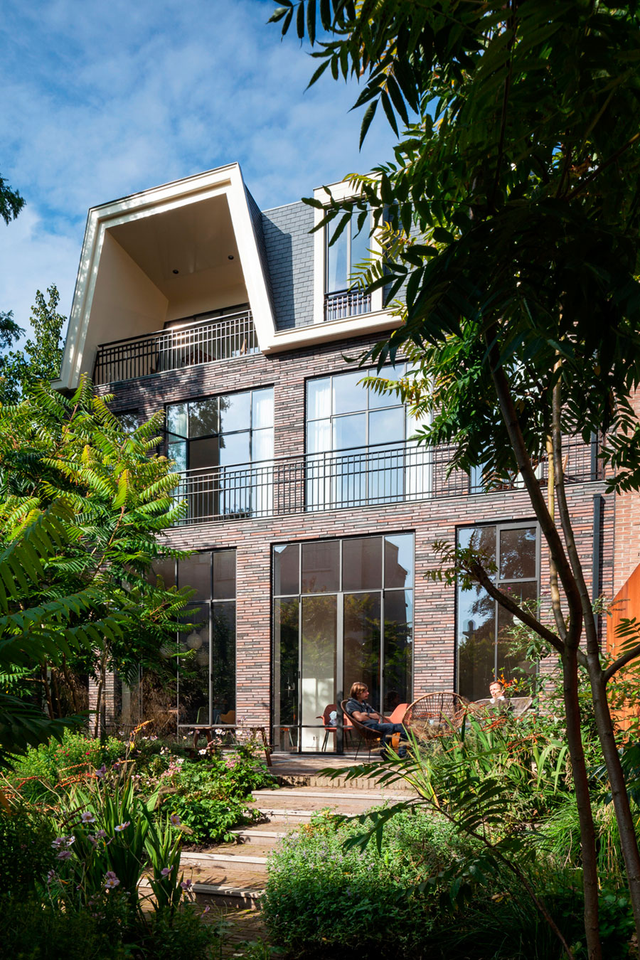 A Spacious Contemporary Townhouse with Balconies and Full-Storey Windows in Rotterdam by Paul de Ruiter Architects & Chris Collaris (1)