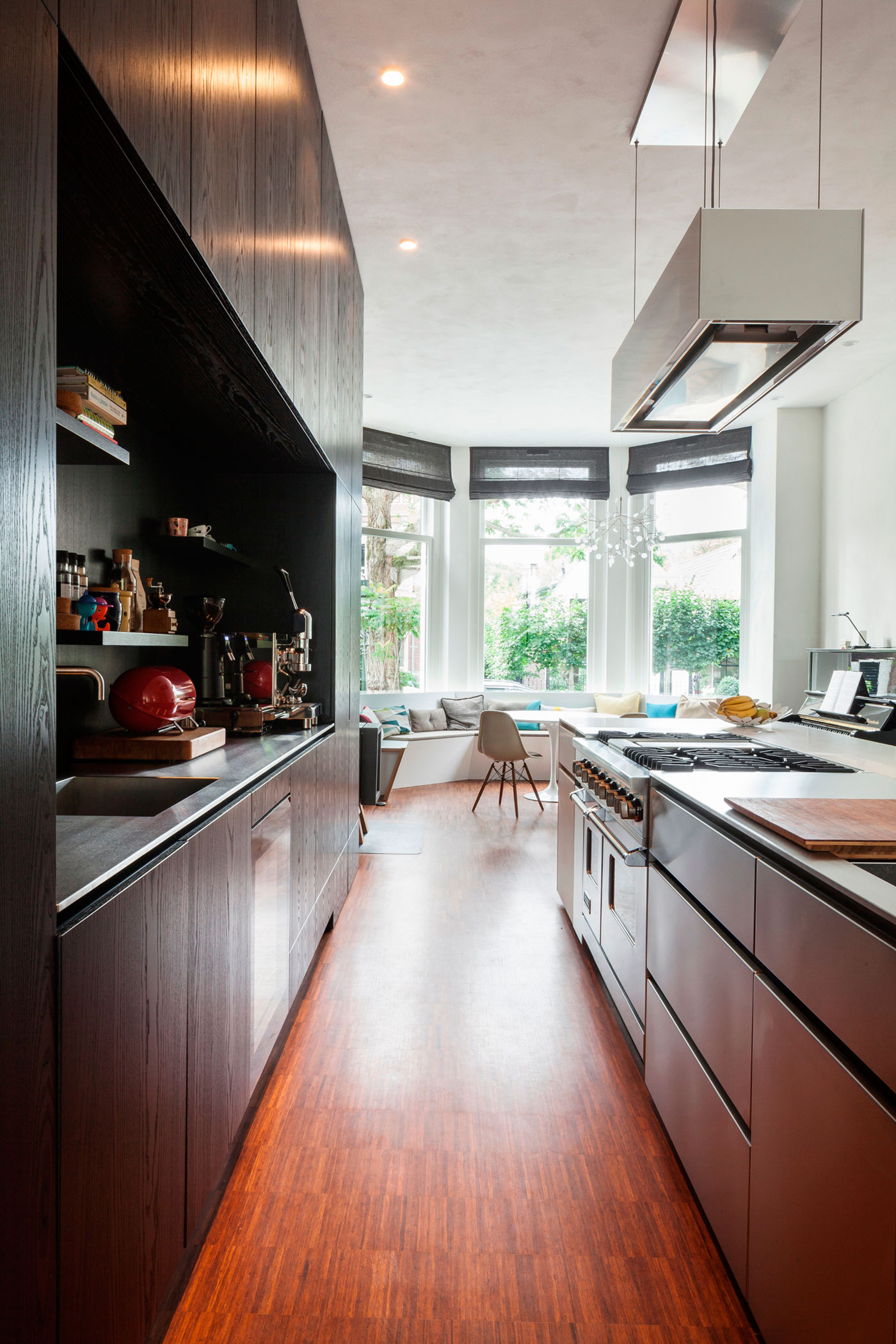 A Spacious Contemporary Townhouse with Balconies and Full-Storey Windows in Rotterdam by Paul de Ruiter Architects & Chris Collaris (13)