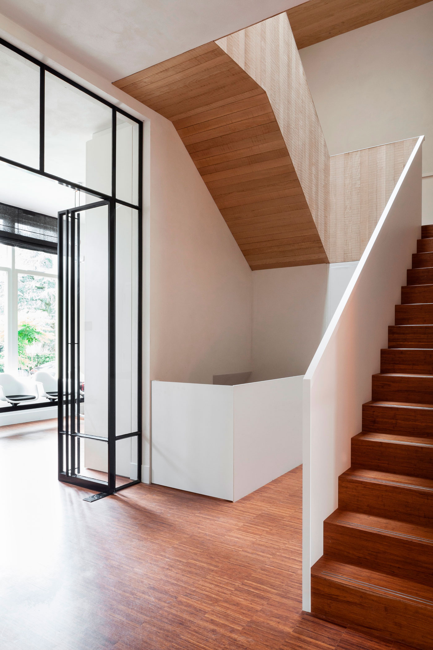 A Spacious Contemporary Townhouse with Balconies and Full-Storey Windows in Rotterdam by Paul de Ruiter Architects & Chris Collaris (16)