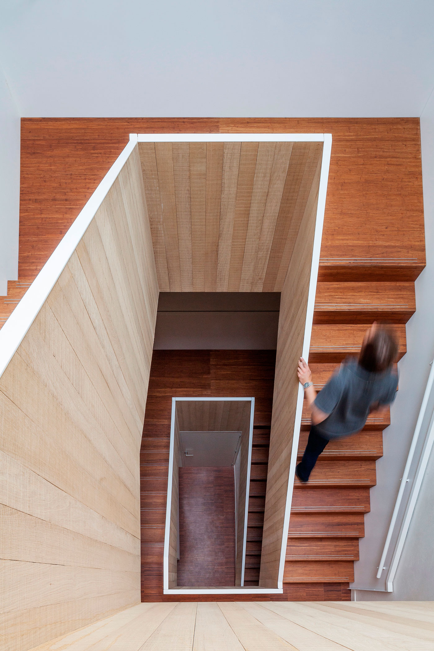 A Spacious Contemporary Townhouse with Balconies and Full-Storey Windows in Rotterdam by Paul de Ruiter Architects & Chris Collaris (18)
