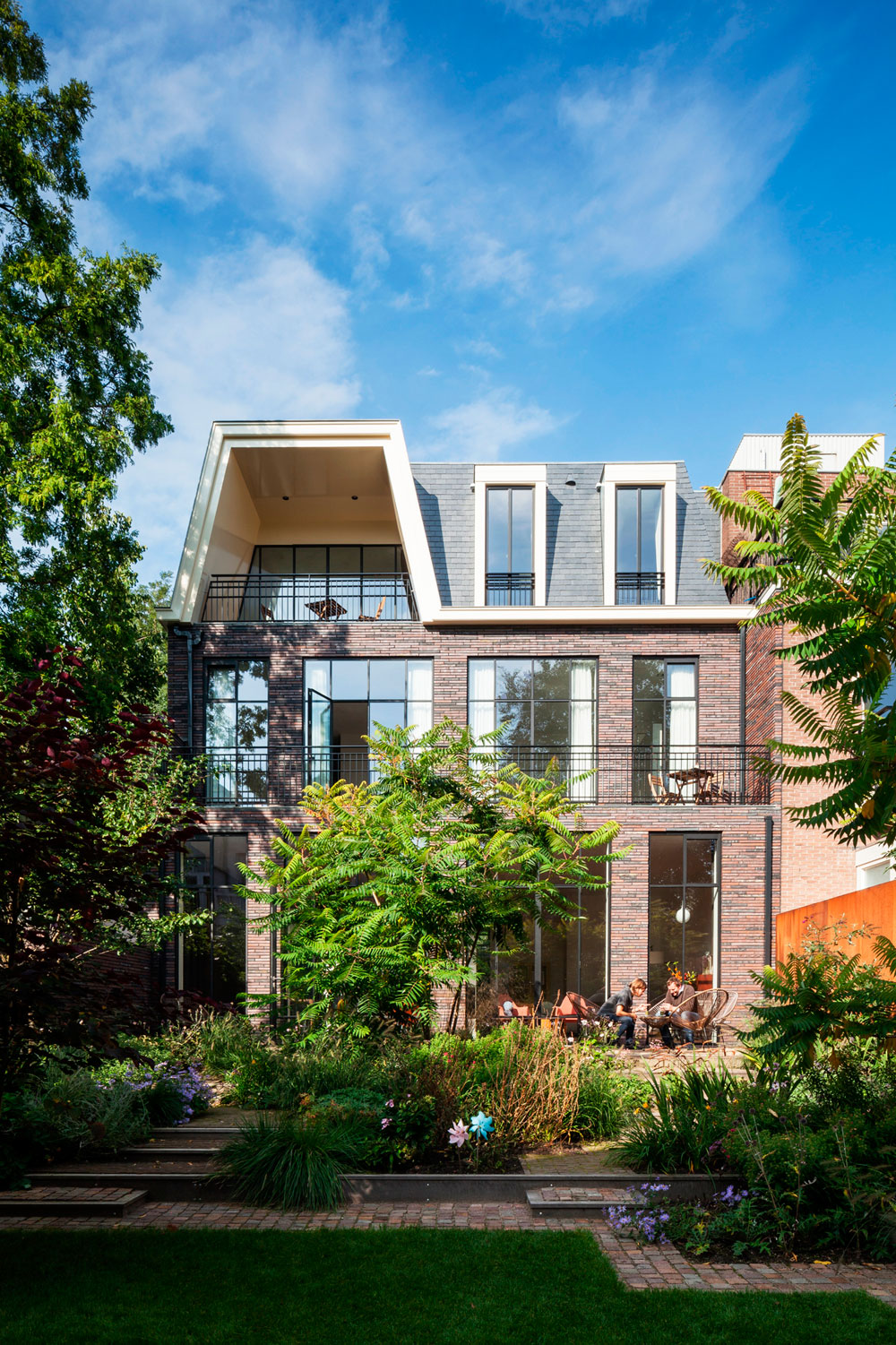 A Spacious Contemporary Townhouse with Balconies and Full-Storey Windows in Rotterdam by Paul de Ruiter Architects & Chris Collaris (2)