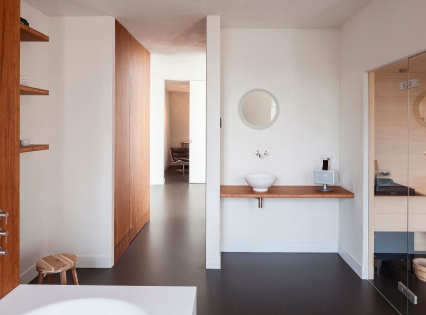 A Spacious Contemporary Townhouse with Balconies and Full-Storey Windows in Rotterdam by Paul de Ruiter Architects & Chris Collaris (21)