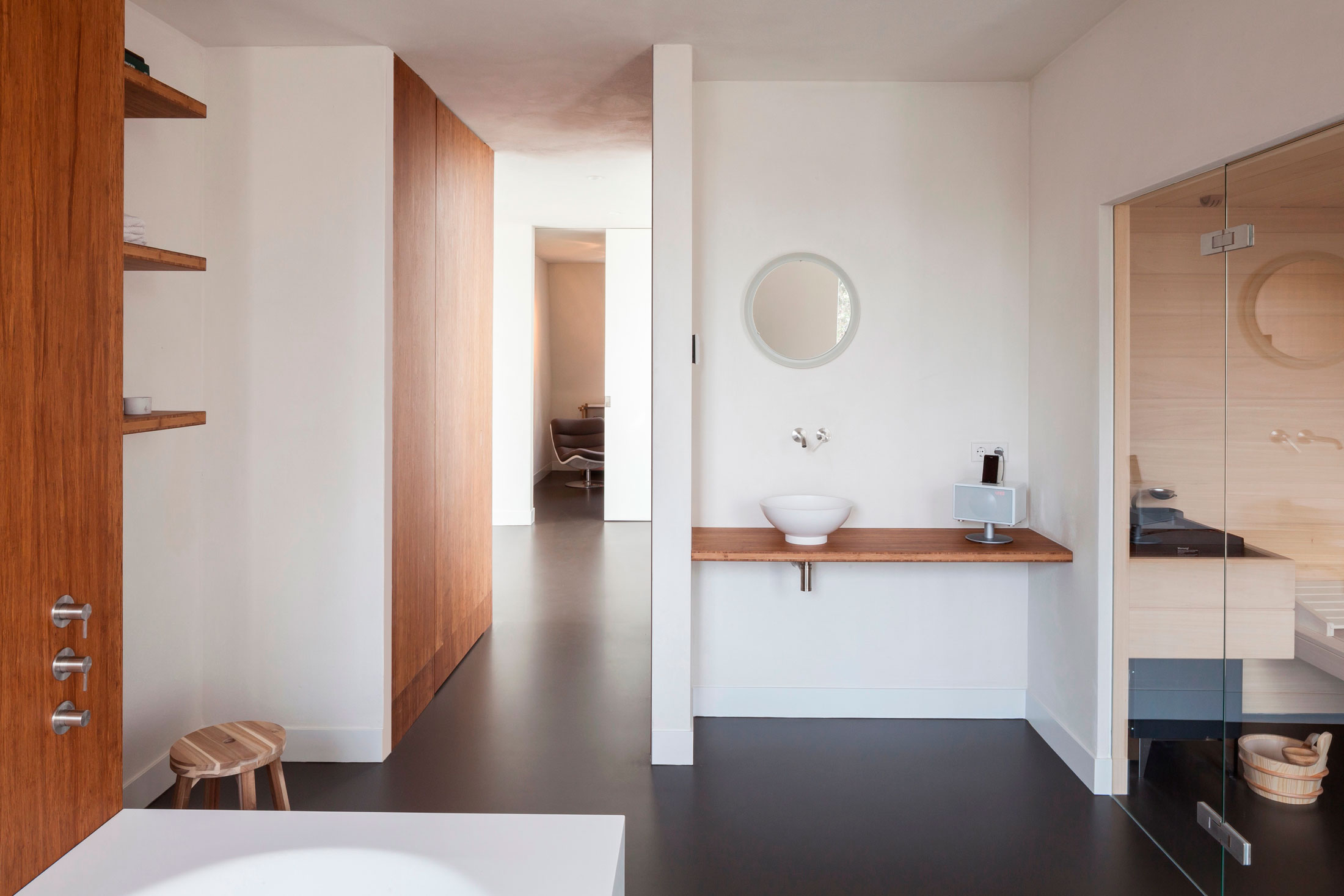 A Spacious Contemporary Townhouse with Balconies and Full-Storey Windows in Rotterdam by Paul de Ruiter Architects & Chris Collaris (21)