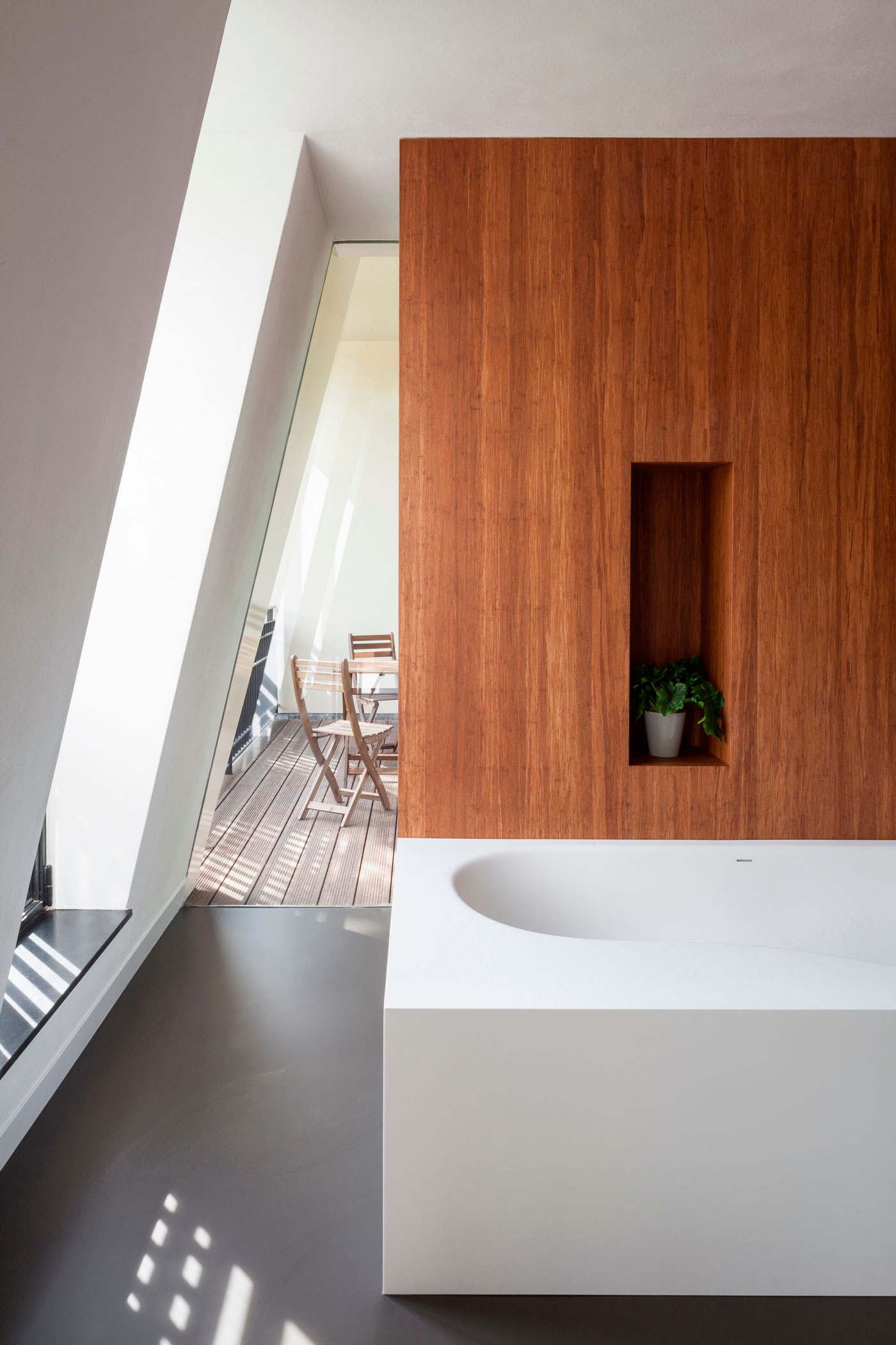 A Spacious Contemporary Townhouse with Balconies and Full-Storey Windows in Rotterdam by Paul de Ruiter Architects & Chris Collaris (23)