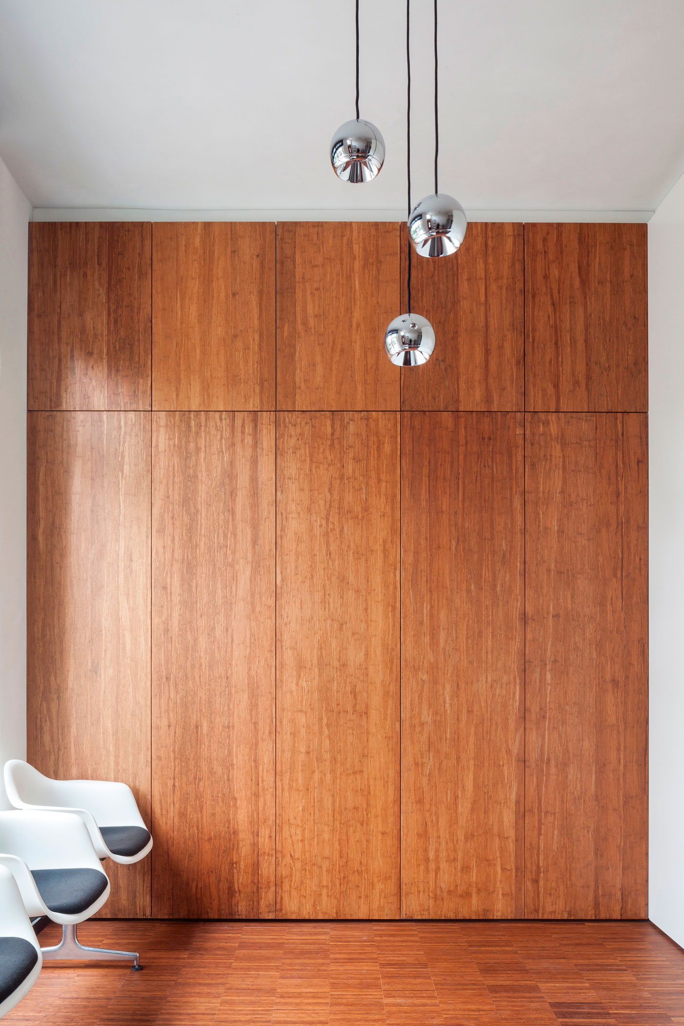 A Spacious Contemporary Townhouse with Balconies and Full-Storey Windows in Rotterdam by Paul de Ruiter Architects & Chris Collaris (24)