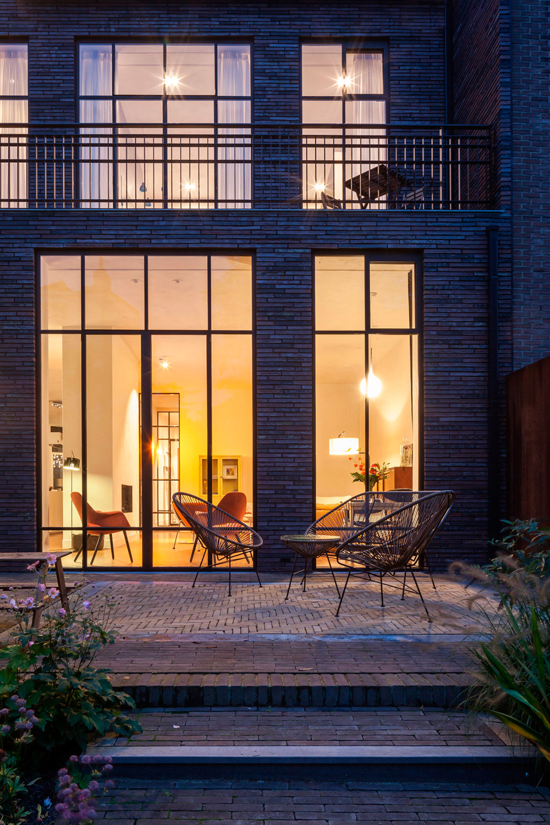 A Spacious Contemporary Townhouse with Balconies and Full-Storey Windows in Rotterdam by Paul de Ruiter Architects & Chris Collaris (25)