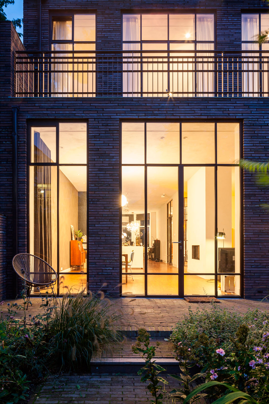 A Spacious Contemporary Townhouse with Balconies and Full-Storey Windows in Rotterdam by Paul de Ruiter Architects & Chris Collaris (26)