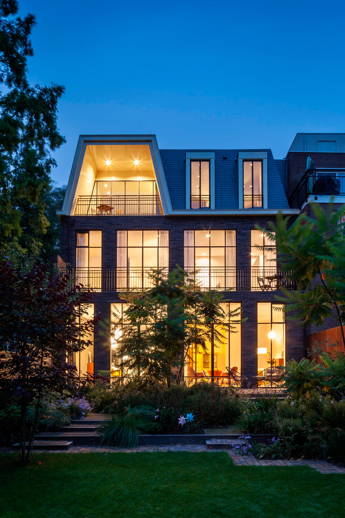 A Spacious Contemporary Townhouse with Balconies and Full-Storey Windows in Rotterdam by Paul de Ruiter Architects & Chris Collaris (27)