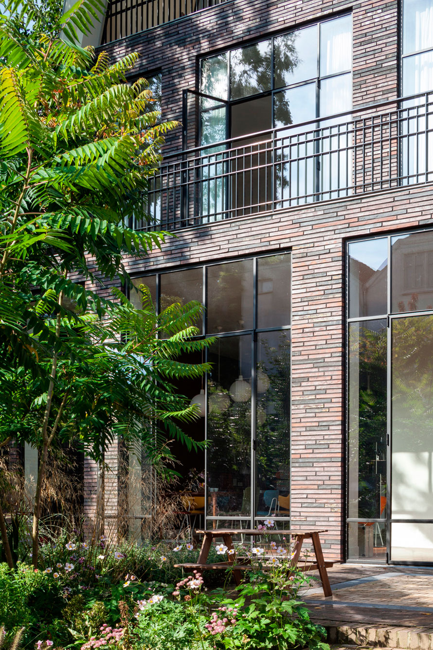 A Spacious Contemporary Townhouse with Balconies and Full-Storey Windows in Rotterdam by Paul de Ruiter Architects & Chris Collaris (3)