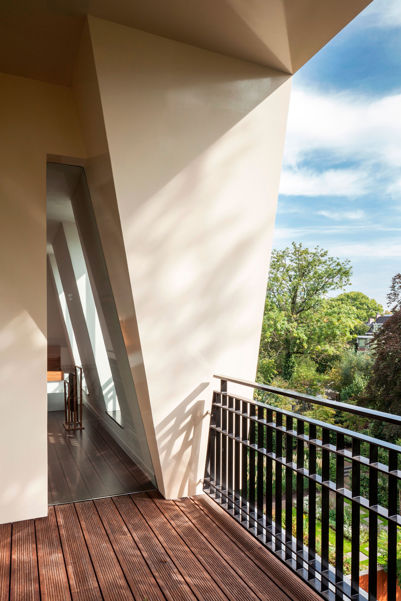 A Spacious Contemporary Townhouse with Balconies and Full-Storey Windows in Rotterdam by Paul de Ruiter Architects & Chris Collaris (5)
