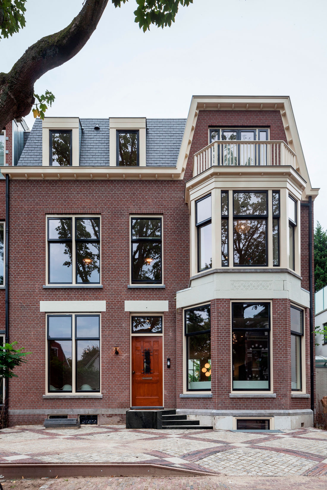 A Spacious Contemporary Townhouse with Balconies and Full-Storey Windows in Rotterdam by Paul de Ruiter Architects & Chris Collaris (6)