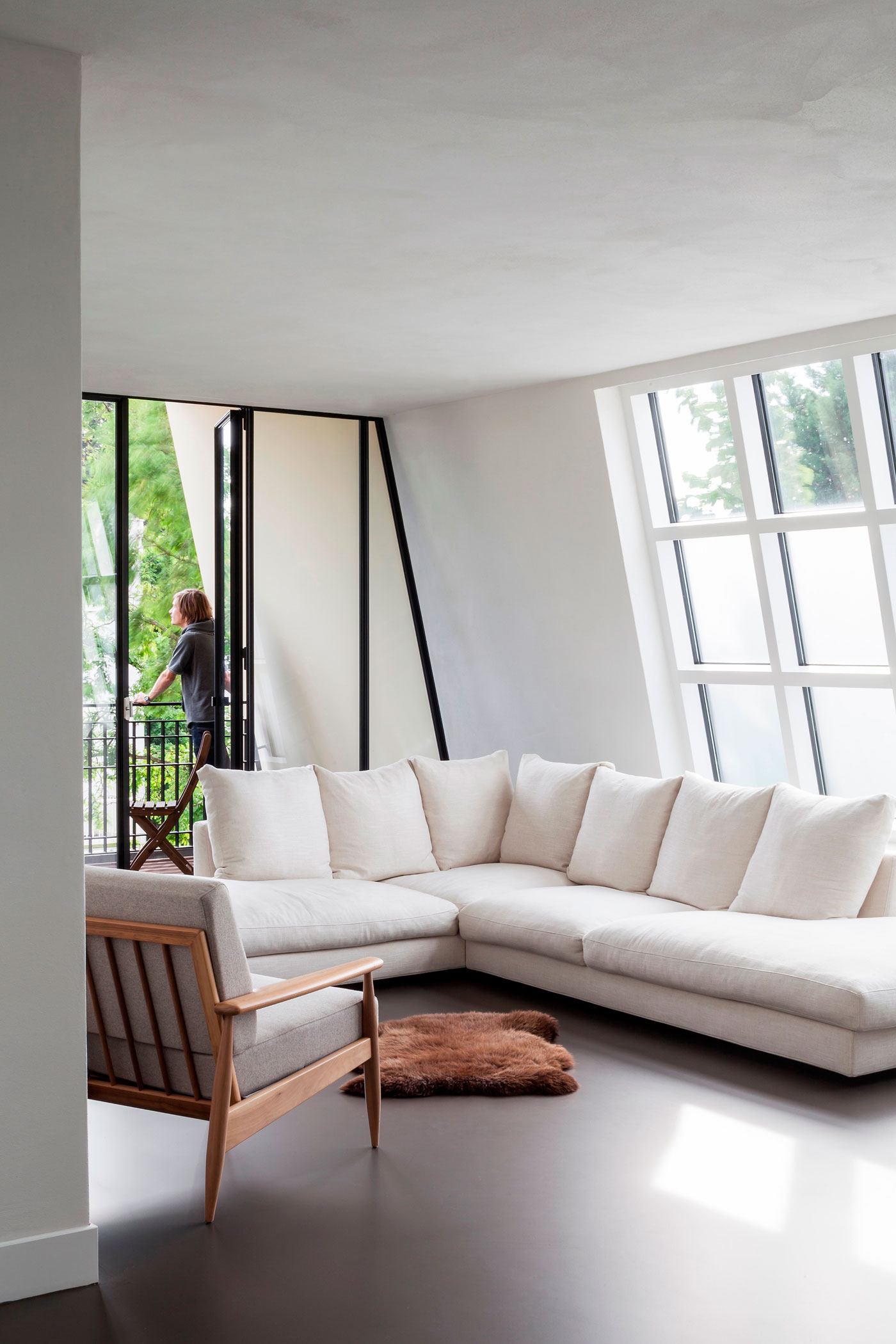 A Spacious Contemporary Townhouse with Balconies and Full-Storey Windows in Rotterdam by Paul de Ruiter Architects & Chris Collaris (9)