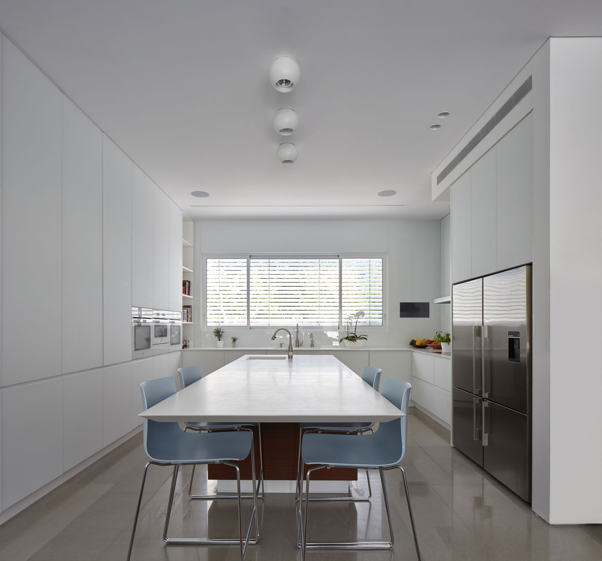 A Spacious Cube-Shaped House with Modern Features in Ramat Gan, Israel by Ella Sahar (11)