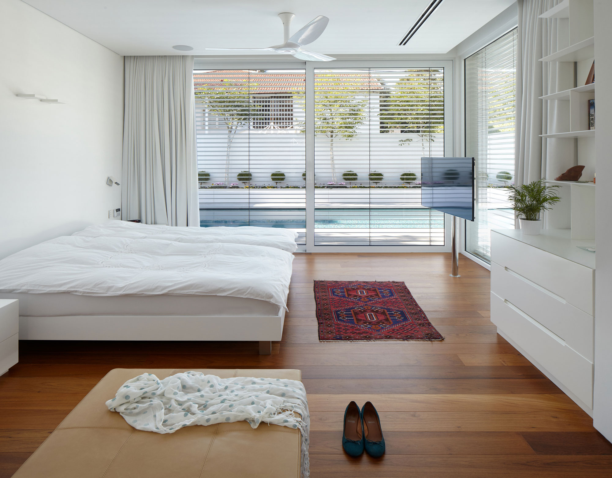 A Spacious Cube-Shaped House with Modern Features in Ramat Gan, Israel by Ella Sahar (18)