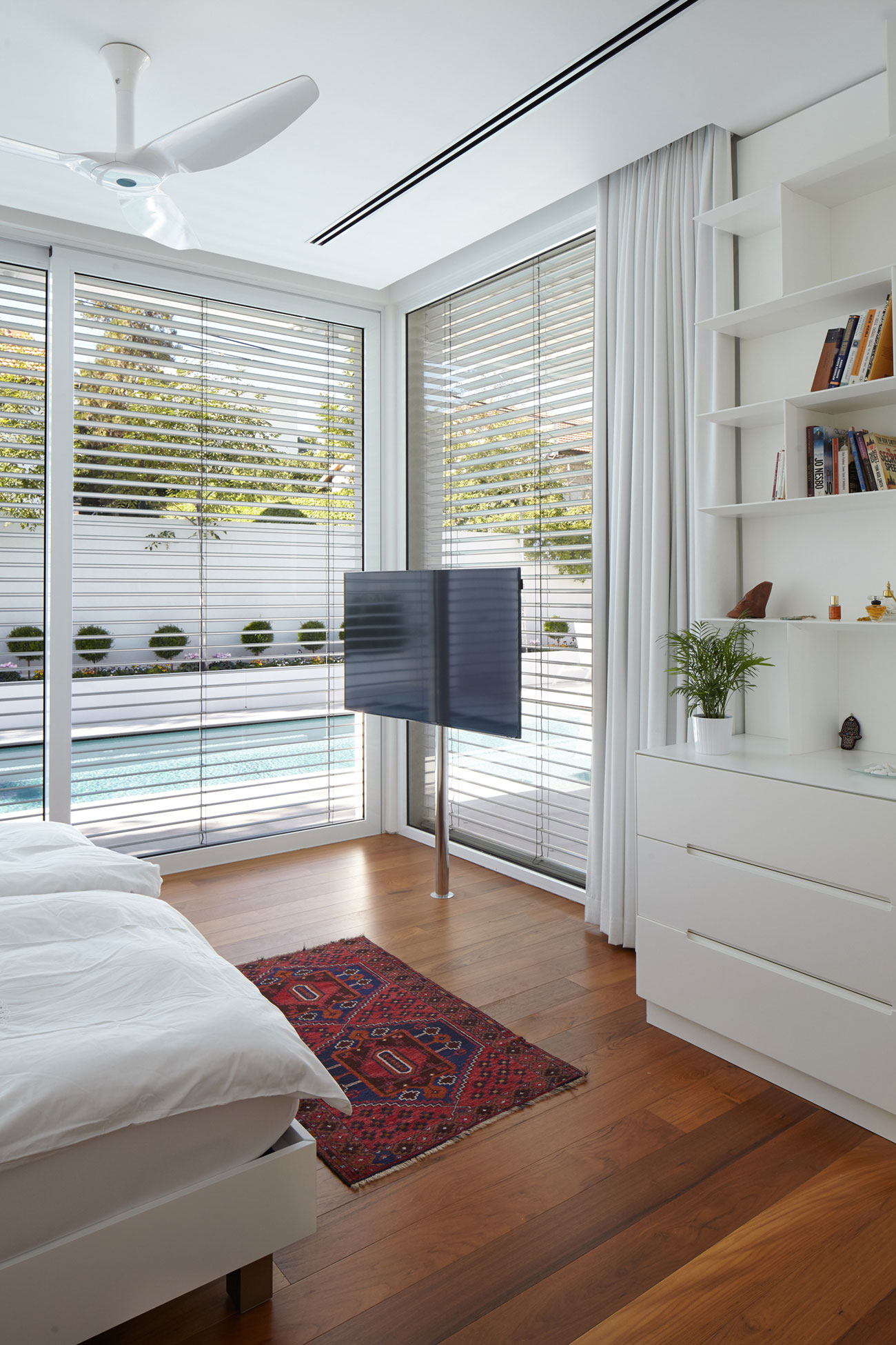 A Spacious Cube-Shaped House with Modern Features in Ramat Gan, Israel by Ella Sahar (19)
