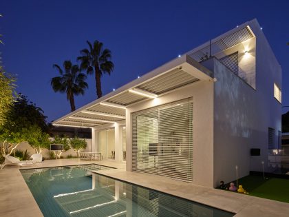 A Spacious Cube-Shaped House with Modern Features in Ramat Gan, Israel by Ella Sahar (26)