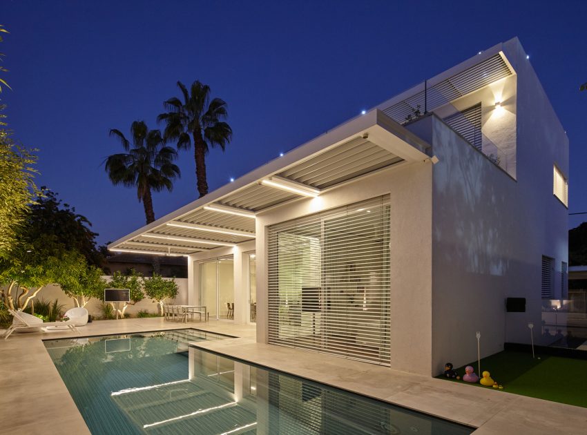 A Spacious Cube-Shaped House with Modern Features in Ramat Gan, Israel by Ella Sahar (26)