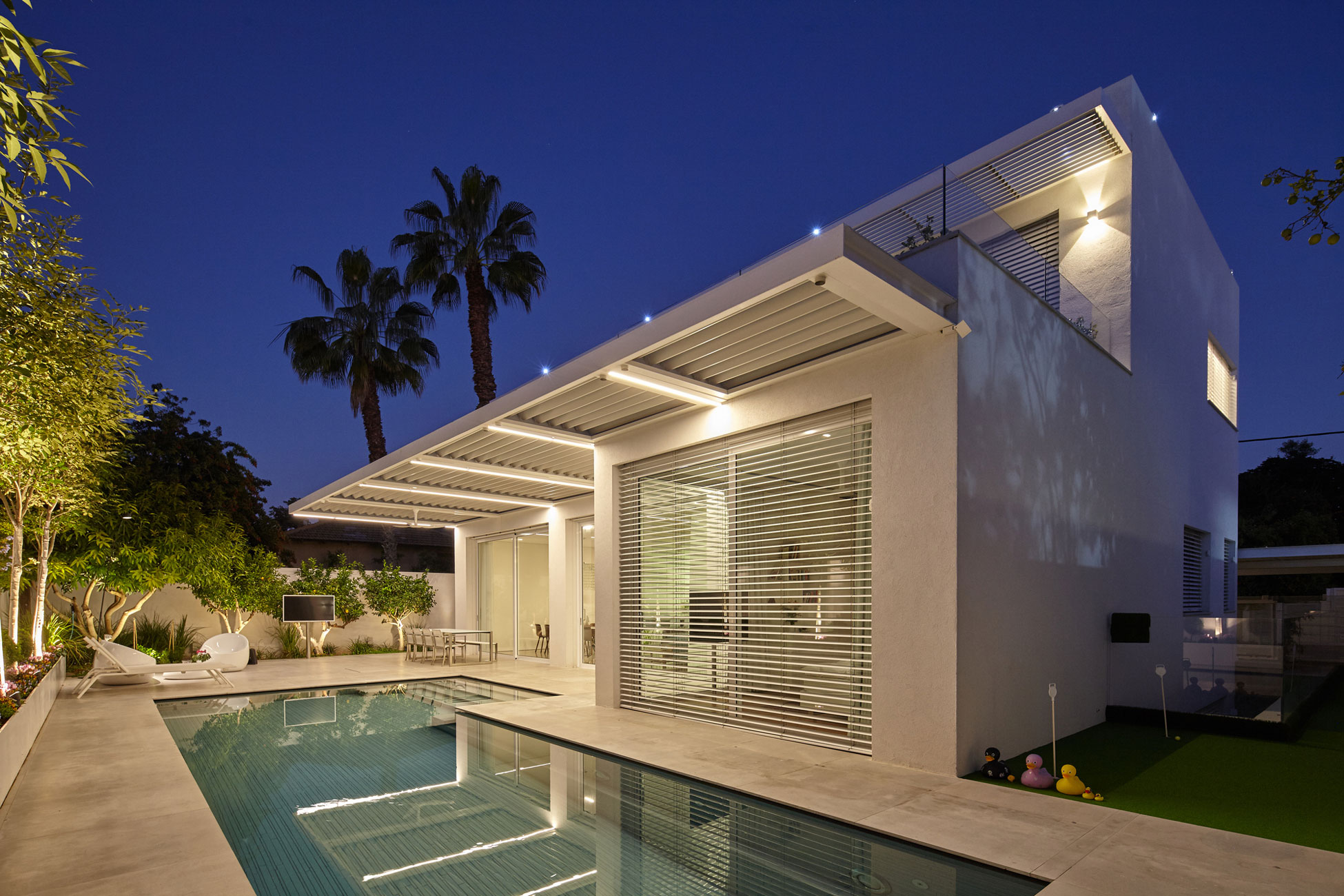 A Spacious Cube-Shaped House with Modern Features in Ramat Gan, Israel by Ella Sahar (26)