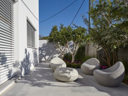 A Spacious Cube-Shaped House with Modern Features in Ramat Gan, Israel by Ella Sahar (5)