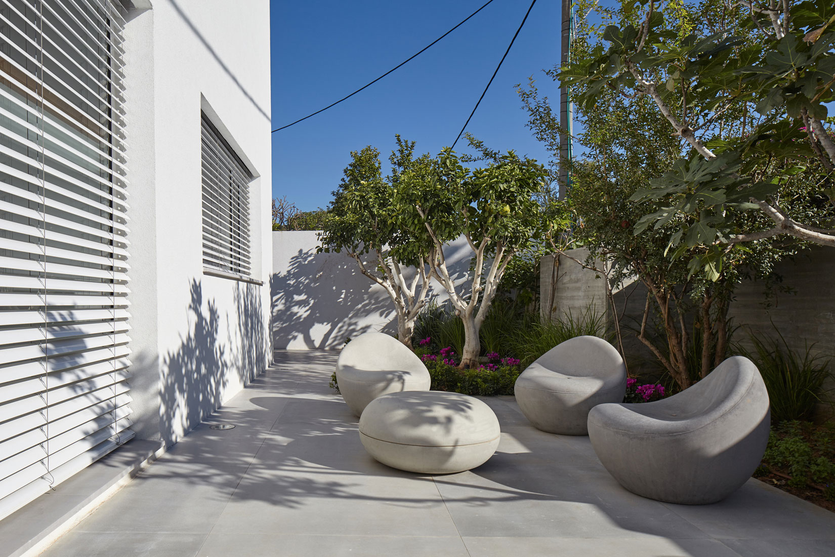 A Spacious Cube-Shaped House with Modern Features in Ramat Gan, Israel by Ella Sahar (5)