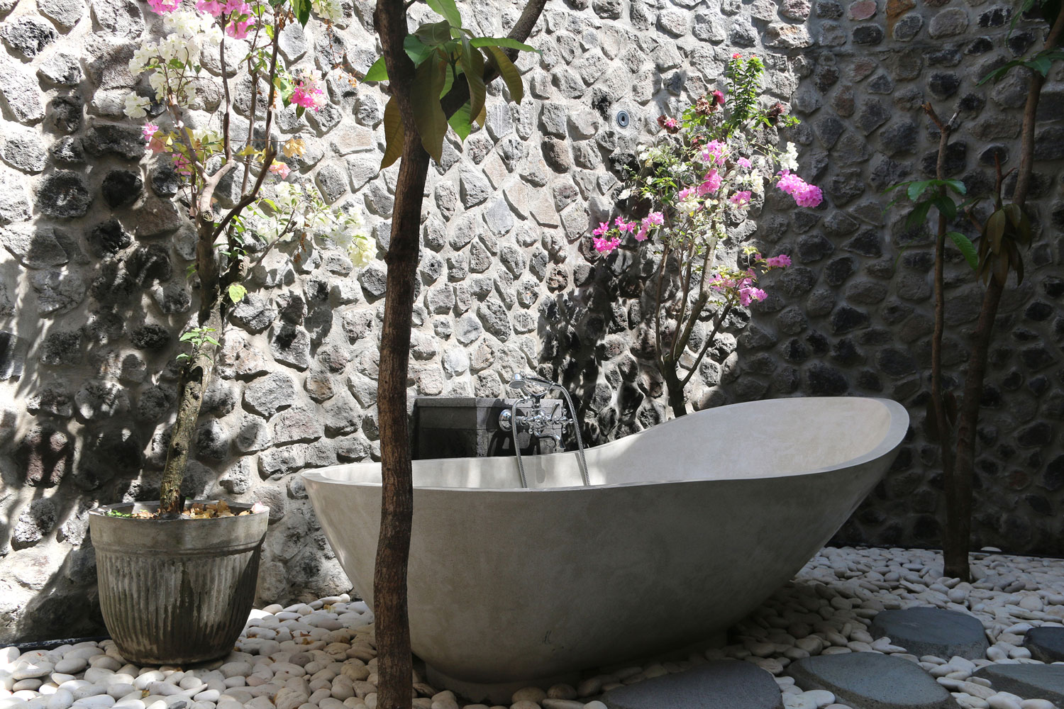 A Spectacular Contemporary Home in a Lush Tropical Environment of Bali, Indonesia by Alexis Dornier (26)
