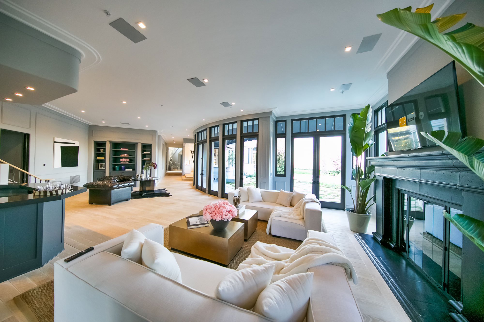 A Spectacular Contemporary Home with Majestic Views of the City, Ocean and Mountains in Beverly Hills by Maxime Jacquet (18)