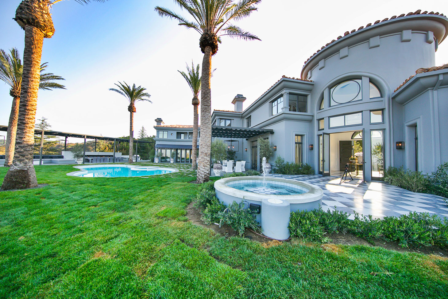 A Spectacular Contemporary Home with Majestic Views of the City, Ocean and Mountains in Beverly Hills by Maxime Jacquet (2)